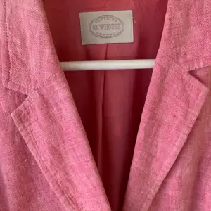 Superfin kavaj i allas favoritlagets linne! Somrig rosa färg med vita knappar. Toppskick! Köpare står för frakt.
