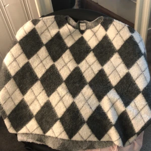 Stickad tröja - Hej! Säljer nu min over sizade stickade tröja! Supersnygg och verkligen bekväm i storlek XS-S köpte på hm för 599kr säljer nu för 200 pris kan diskuteras 💗💗