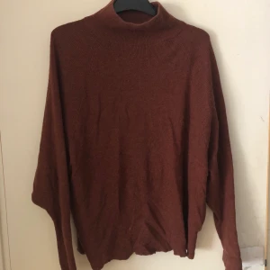 Tröja - Mysig orange/brun tröja, står strl xs/S men är väldigt stretchig så passar från s-l typ