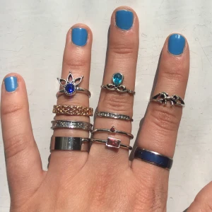 Ringar - (De på bild 2 finns kvar). Snygga ringar, säljer fler på min sida💘🦋 lite olika priser så skriv vilken du är intresserad av så kommer vi överrens om pris. Jag är även öppen för paketpris💘💘🦋