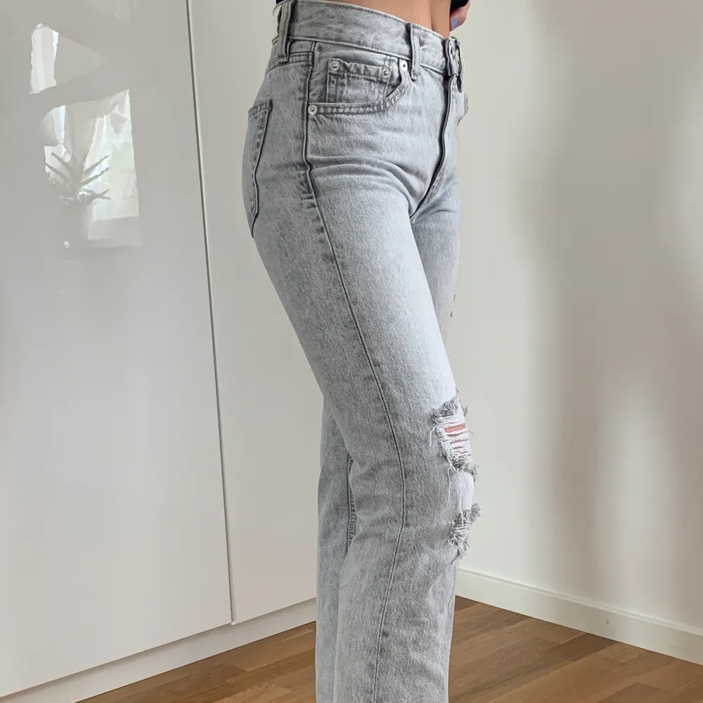 Gråa jeans med slitningar, fint skick! Köparen står för frakt💗ca 50kr. Jeans & Byxor.
