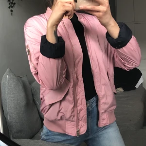 Ljusrosa bomberjacka - Använd vid några enstaka tillfällen! Ficka med dragkedja på ena ärmen. Inte min färg så därför säljer jag nu denna supersköna snygging! Köpare står för frakt💜