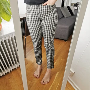 Rutiga byxor  - Grymma rutiga byxor med hög midja, strl 36. Midjemått 68 cm, innerbenslängd 70 cm. Köpta second hand men aldrig använda av mig, endast testade. Köpare står för porto (63 kr spårbart) 