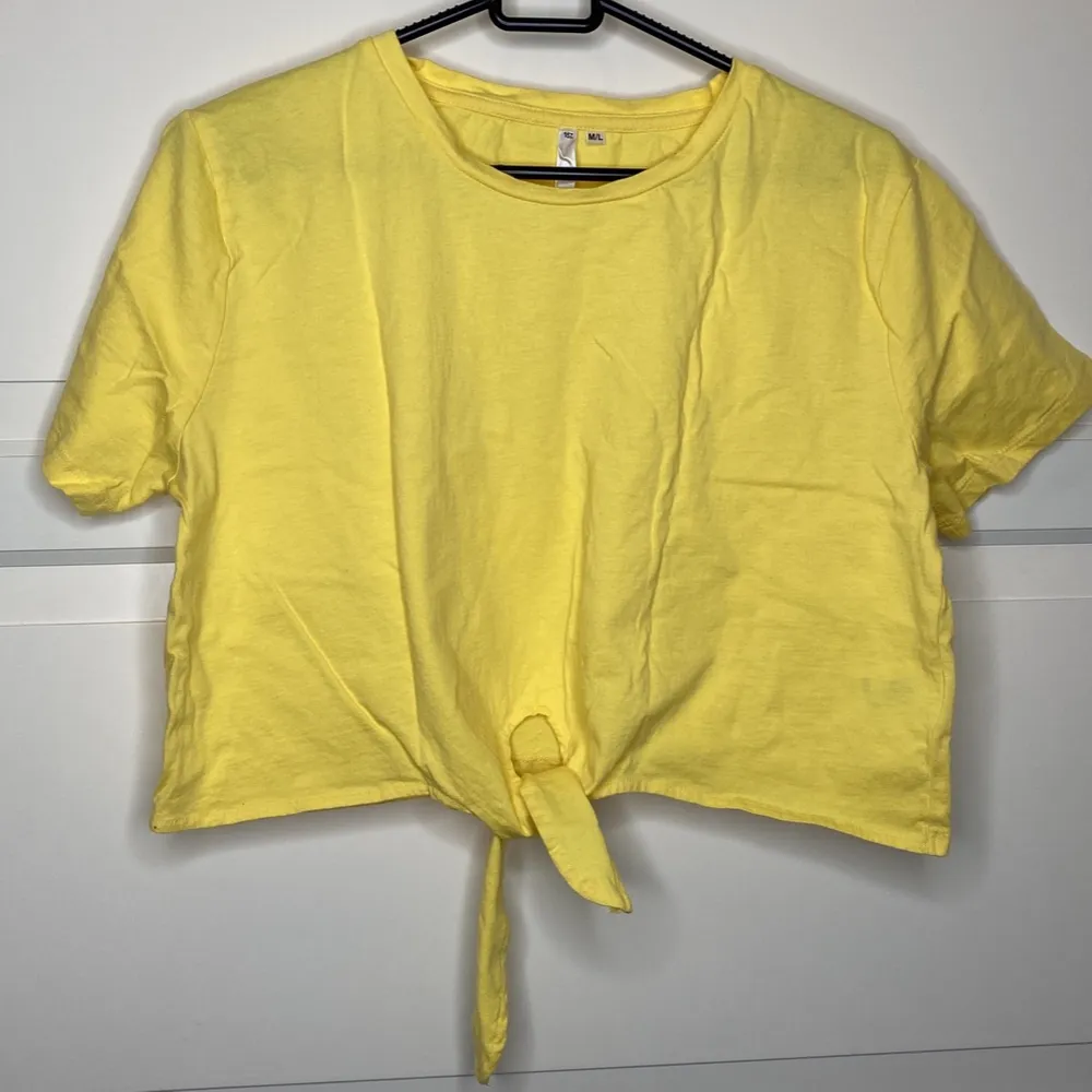 En lätt oversized gul croptop med gullig knytdetalj i fram (inte knuten ordentligt på bilden)! ☀️ {Köpare står för frakt eller hämtar i Upplands Väsby!}. Skjortor.