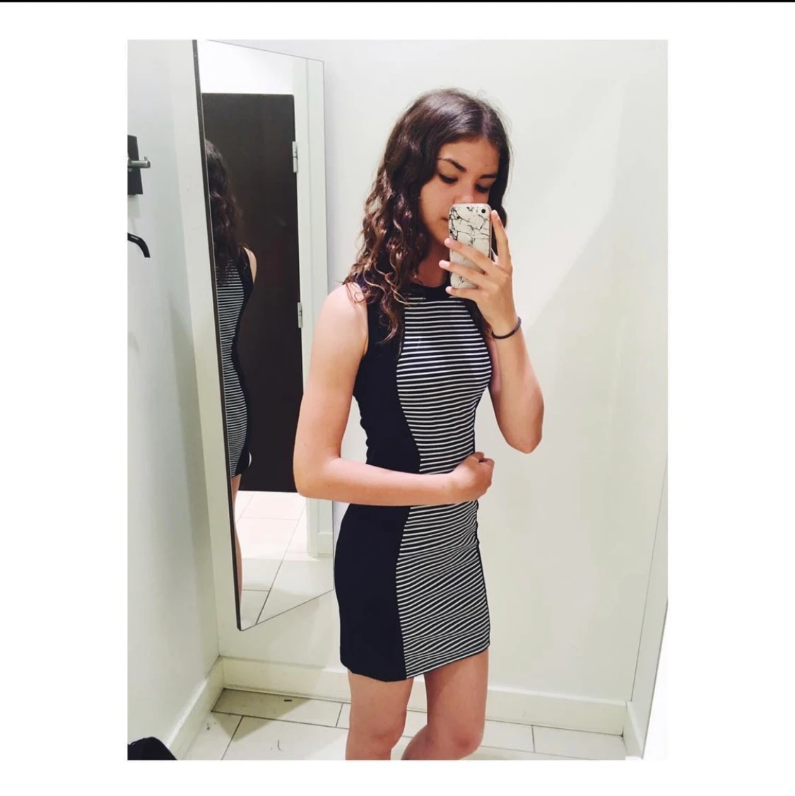 Randig tajt klänning - 90