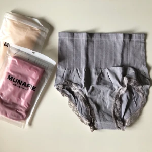 Högmidja trosor  - Helt ny högmidja trosor. (Oanvänt) Finns i grå, röd och nude färg. Storlek S. 10kr/st eller 3 för 25kr. 