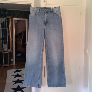 Monki Yokojeans - Snygga monki Yokojeans som är köpta här på Plick men passade mig tyvärr inte. Lappar finns kvar så aldrig använda! Strl 28!  250kr + frakt eller bud.
