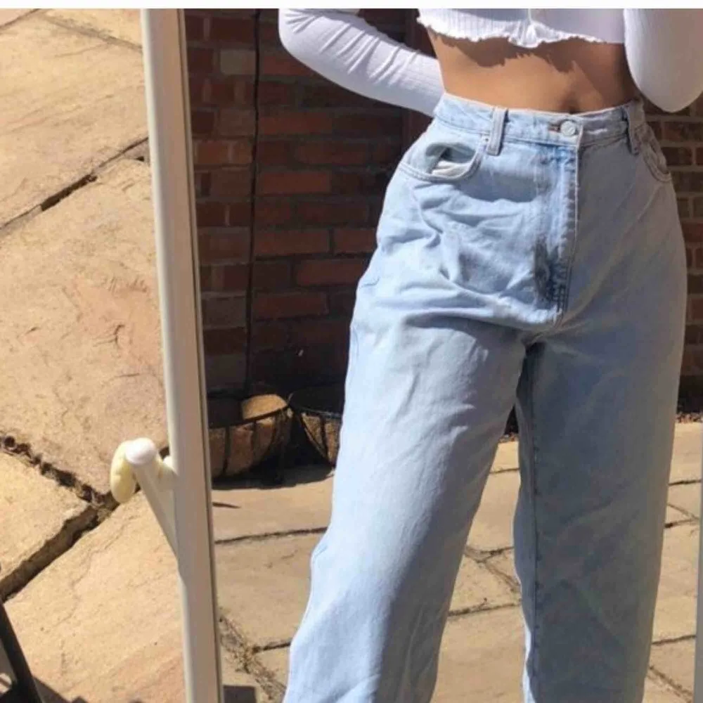 Vintage jeans från Calvin Klein. Köpta för ca 400kr på Depop. Har några små fläckar.. Jeans & Byxor.
