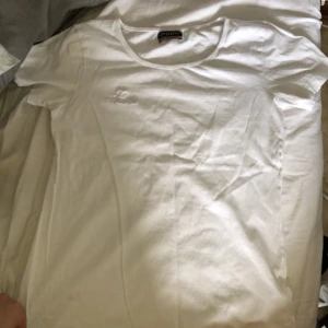 Kappa tshirt - En T-shirt från kappa. Frakt tillkommer om man inte kan mötas i Gävle. Är M men passar definitivt S