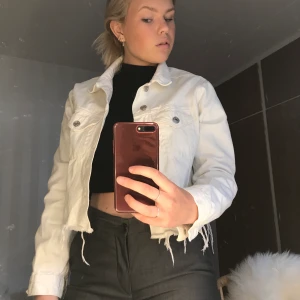 Jeansjacka - Vit croppad jeansjacka, köparen står för frakten!