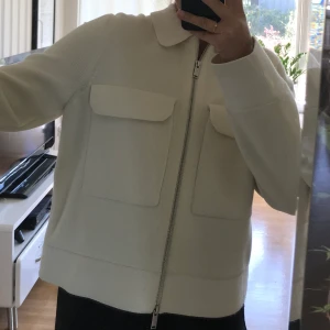 Merinostickad jacka från Arket - Jääättefin sommarjacka i finstickad merinoull. Cremevit. Från arket. Köparen står för frakten. Nypris 1350kr.