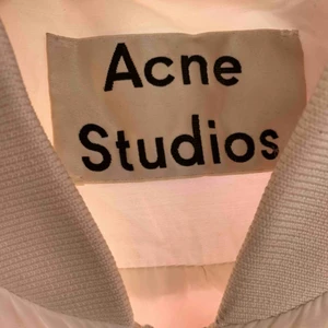  - Acne vit bomberjacka specialdesign röd batik över ryggen