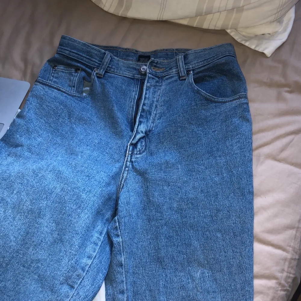 Så fina vintage jeans köpta på Plick men tyvärr för korta, jag är 175. Två första bilderna är från förra ägaren💕💕. Jeans & Byxor.