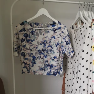 Topp från Åhléns - Jättefin kort topp i fint skick. Kommer från djur och rökfritt hem. 