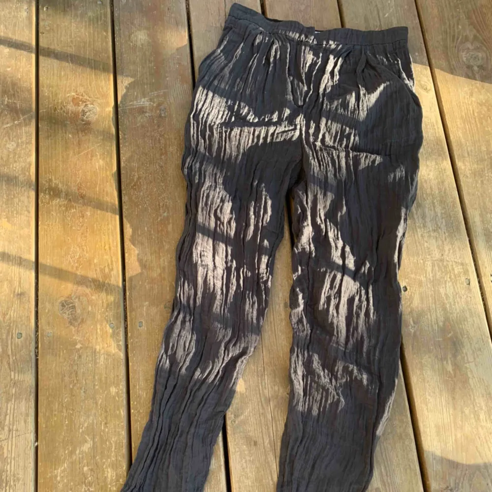 Acne silk grey pants lite slit a i sömmarna, tunt tyg. Perfekt att ha strumpbyxor under.. Jeans & Byxor.
