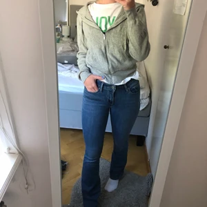 Levis jeans bootcut - Bootcut jeans från Levis i modellen 715. Sparsamt använda, mycket bra skick!  Strl: Waist: 25 (stretchiga) Längd: 30 (är lagom långa på mig som är 163)  Nypris: 1300kr Mitt pris: 450
