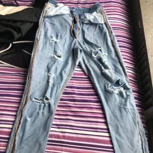 Ksk inte dom trendigaste jeansen men... - Skriv till mig ifall ni vill ha bilder där jag har på mig den eller vid andra frågor :)