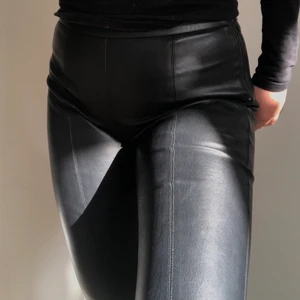 Skinnbyxor - Oäkta skinnbyxor från zara i mycket bra skick. Väldigt bekväma!💕🧚🏼