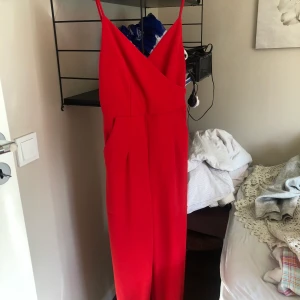 Röd jumpsuit  - Säljer min skitsnygga jumpsuit från Bik Bok, säljer pga den kommer tyvärr inte till användning, använd en gång! Nypris 450, frakt tillkommer 💞