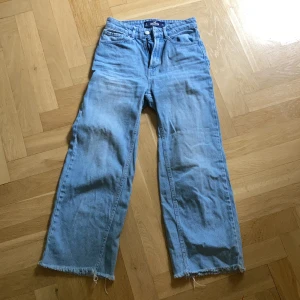 Vida högmidjade jeans - Ett par ganska hömidjade och utsvängda/vida jeans från hollister. 