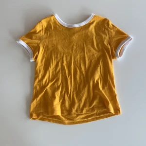 T-shirt, strl M - Från H&M, en strykning och den är som ny