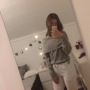 Grå stickad off-shouldertröja.  - Grå stickad offshoulder, använd en gång! Frakt tillkommer! 