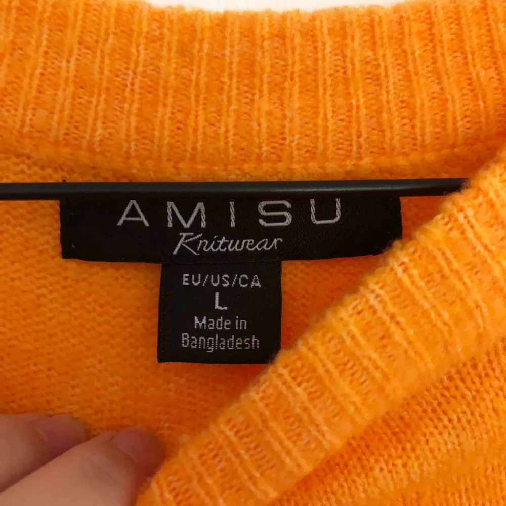 Jättefin stickad orange tröja som tyvärr inte kommer till  användning. Jag är inte en storlek L utan har använt den som oversized vilket är jättefint det med🥰 Endast använd ett fåtal gånger! Köpare står för frakt🌱🌍. Stickat.