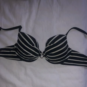 Bikinitop  - Jättefin bikinitop i storlek 75B med bygel. Frakten kostar 44 kr🤩👙