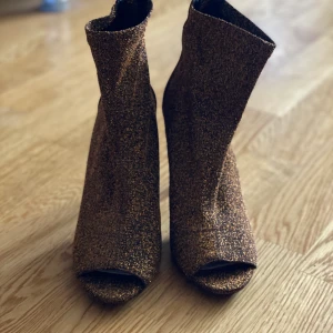 Skor  - Helt nya skor i brun färg, perfekt till sommaren eller vår. Märke kommer från london. 