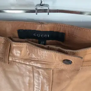 Dessa byxor i konjaksfärgat skinn från Gucci är så fina. De är knappt använda för passar de inte längre. Det är 40 italiensk storlek vilket snarare är en small-medium. Väldigt fin kvalitet. 