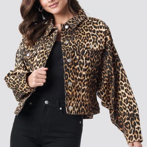 Leopard jeansjacka från nakd - Oversized jeansjacka från nakd i leopard. Väldigt lite använd därför i ett väldigt fint skick. Storlek xs men eftersom den är oversize passar det även s och m beroende på hur man vill att den ska sitta. Köpare står för frakt!