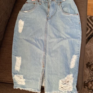 Kjol - Säljer min kjol från Prettylittlethings, köptes för 199kr men säljer den för 150kr. Den är i storlek 4(UK) vilket motsvarar strl XS. Vid midjan är storleken liten alltså storlek XS-XXS men själva kjol är nog S-M. Beställde hem fel storlek så skulle bli av