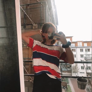 Jättefin t shirt från these glory days!! - Superduper fina färger och perfekt till sommaren, 399kr nypris! Storlek small kille så ungefär m dam, säljer pga. används inte!🥰