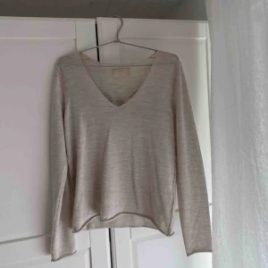  - Fin tröja från Zadig💕 v-ringad och ”rock” skrivet på ryggen med stenar. Säljer då den tyvärr inte är min stil, men jättefint skick! köparen står för frakt✨ passar alla storlekar beroende på hur man vill att den ska sitta!