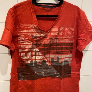 Calvin Klein T-shirt Size L - Märke: Calvin Klein Storlek: L Färg: Röd Material: 100% Bomull  I mycket bra skick, inga tecken på slitage! Frakt 49 kr Samfraktar givetvis