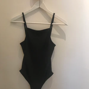 Body  - Snygg body, lite ribbad, sparsamt använd 😇 kan mötas upp i karlstad eller så står köparen för frakt 💗