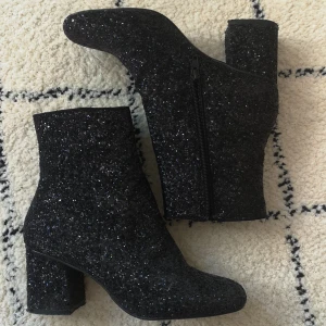 Glittriga Stövletter - Stövletter från Dorothy Perkins. Köpta här på plick men har aldrig fått användning för de😋 möts upp i sthlm eller köparen står för frakten🥰