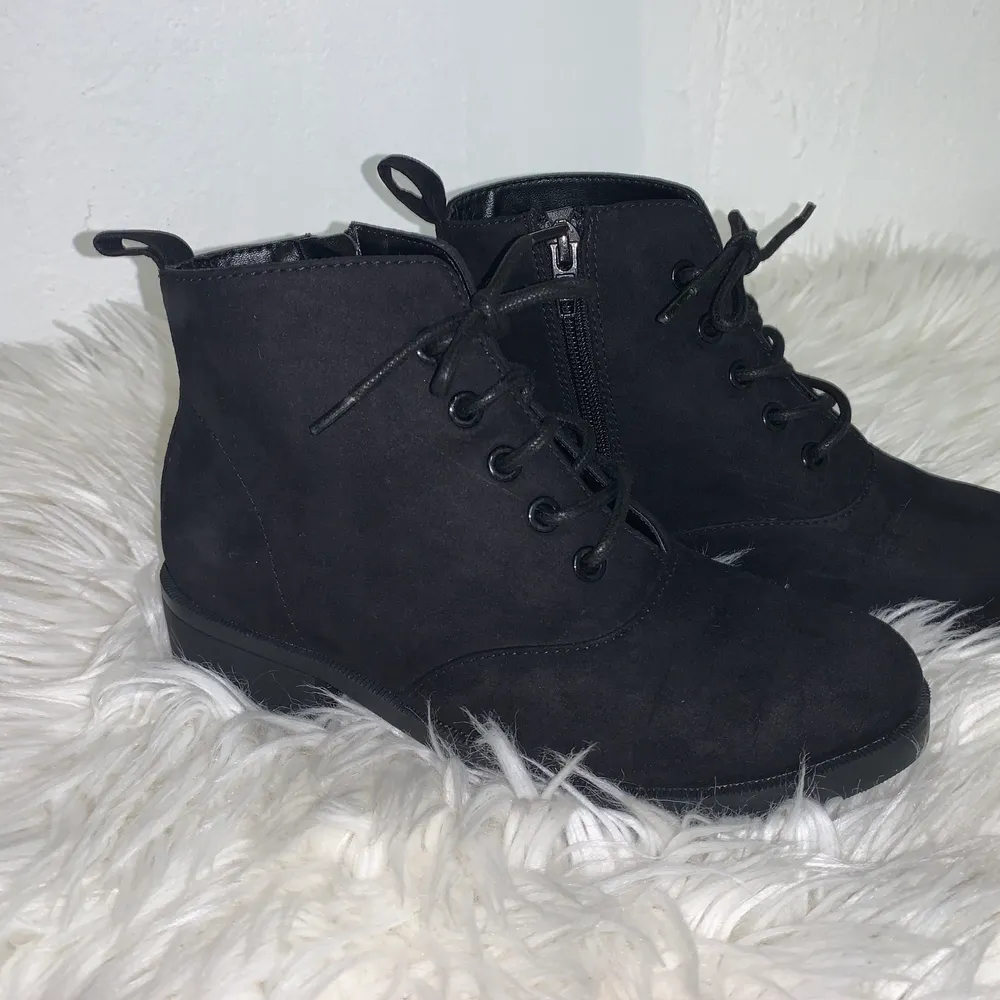 Snygga svarta skor i storlek 35, med liten klack och snörning! Använda en gång! Som nya! 🦋. Skor.