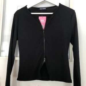 Kofta - Helt ny! Tyvärr för liten för mig, och då jag väntade för länge med att lämna tillbaka så tänker jag att någon annan kan ha mer nytta av den! Jag är vanligtvis en 38 men ja gillar när det inte sitter så tight! Så det beror på hur man vill ha passformen!💞