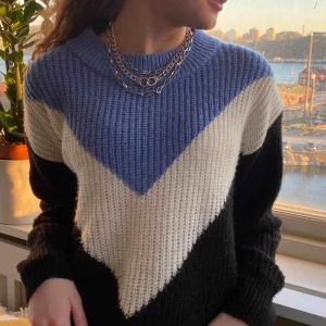  - Otroligt fin stickad tröja. Storlek XS men skulle själv bedöma den som en S. Sparsamt använd. 