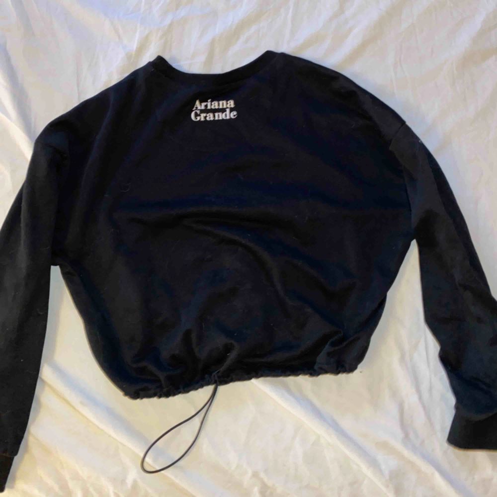 En ny sweatshirt frön Ariana Grandes kollektion med H&M. Väldigt bra skick då den endast är använd 1 gång. 150kr inklusive frakt. . Huvtröjor & Träningströjor.
