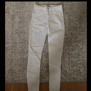 Vita jeans  - Vita jeans (har använts 1gång)