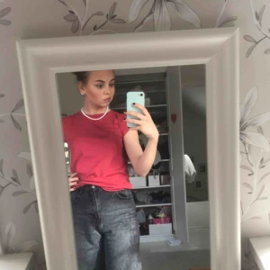  - Hallonröd T-shirt  utan sömmar nertill och på ärmen. Från nakd, aldrig använt💕