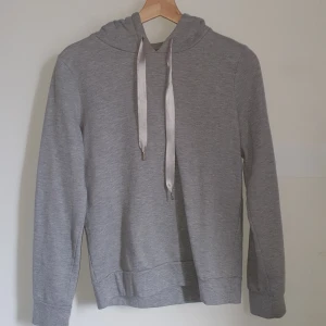 Vila hoodie - Grå hoodie från vila i strl s. Fint men använt skick. Köpare står för frakt, betalning via swish 