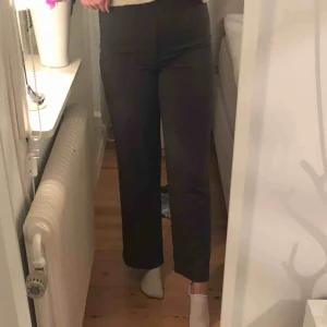  - Byxor från Bikbok i grått☀️Superbekväma och knappt aldrig använda. Frakt tillkommer🦋