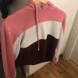  - En croppad hoodie.