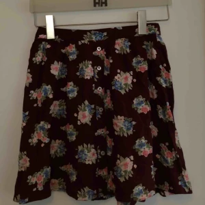  - Jättesöt kjol från hollister. Är stor i storleken så passar även en S. Köparen står för frakt. 