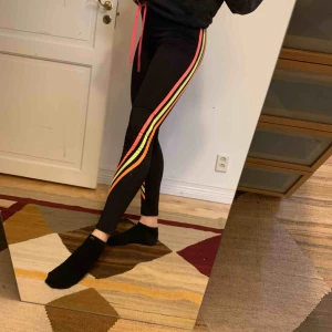  - Snygga träningstights med neon stripes på sidan. Tre tänder i neon färger. Sitter snyggt och anpassar sig efter personlig passform. Fler bilder kan skickas. Frakt ingår ej. 