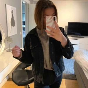  - En snygg svart vanlig jeansjacka, lite oversized på mig som normalt har S 