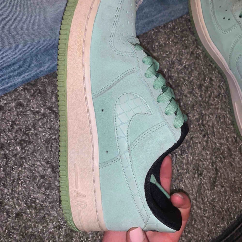 Säljer mina mintgröna air force 1 då de är för små för mig. Fint skick, använda ca. 5 ggr. De är i mocka och Nike märket är i ”ormskinn” . Sista bilden visar fel färg, de är mer åt de gröna hållet som på den första bilden. De är så coola och unika BUDA! . Skor.